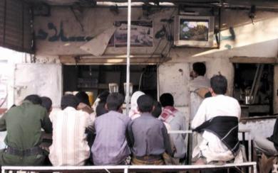 مجموعة من المواطنين يشاهدون التلفاز حتى يحين موعد الإفطار