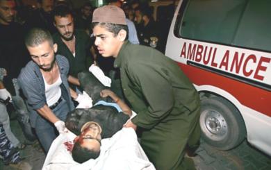 فلسطينيون يقومون بإسعاف احد المصابين