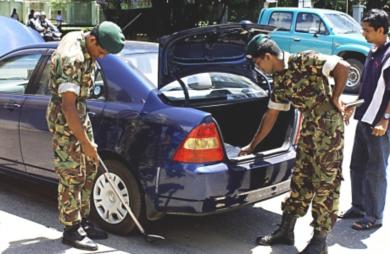 جنديان من قوات الامن السريلانكية يقومان بالبحث وتفتيش احدى السيارات 
