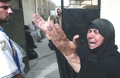 امرأة عراقية تصرخ وتبكي خارج المستشفى بعد مقتل احد اقاربها 