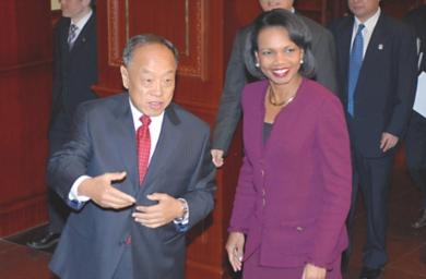 وزيرة الخارجية الامريكية كوندوليزا رايس مع وزير الخارجية الصيني لي تشاو شينج 