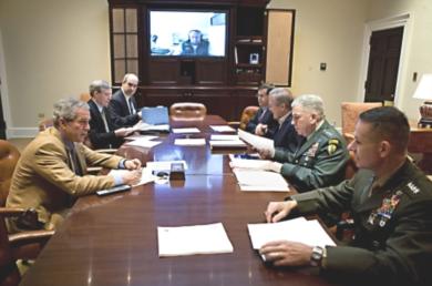 الرئيس الأمريكي جورج بوش يجتمع مع قادة عسكريين