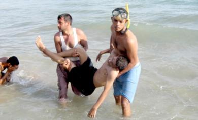 جثة الغريق في ساحل جولدمور اثناء انتشالها أمس