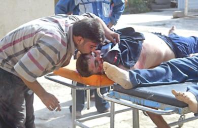 عراقي يقبل رأس اخاه الذي قتل في احدى الهجمات