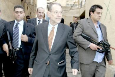 رجال أمن لبنانيون يرافقون خافير سولانا خلال زيارته للبنان أمس