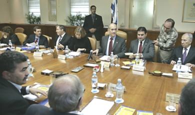 رئيس الوزراء الإسرائيلي إيهود أولمرت أثناء اجتماعه بحكومته