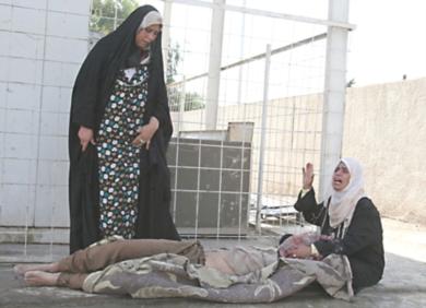 عراقية تبكي فوق جثة زوجها الذي قتل في احدى الهجمات