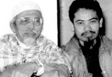 ابوبكر باعشير (يسار) وبجانبه المتهم بالارهاب عبدالرحيم أيوب والد الاخوين الاستراليين عبدالله ومحمد المعتقلين في صنعاء