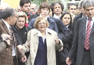المؤرخة التركية معزز هيلمي سيج أثناء خروجها من المحكمة