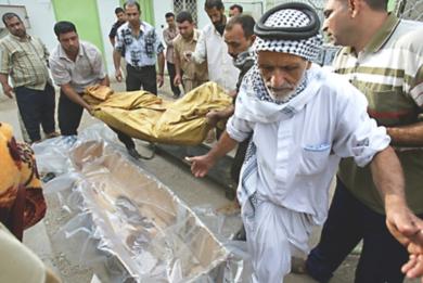 عراقيون يضعون جثة احد الاطفال في التابوت
