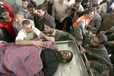 فلسطينيون يلقون نظرة اخيرة على جثمان احد القتلى