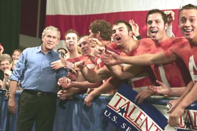 الرئيس الاميركي جورج بوش مع جانب من المؤيدون له