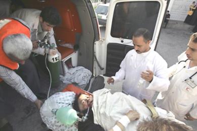 رجال الاسعاف حاول انقاذ امرأة فلسطينية تدون جدول .. فقد فارقت الحياة نتيجة الاصابة