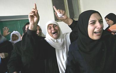 نساء فلسطينيات يبكين ويصرخن بعد مقتل احد اقاربهم 