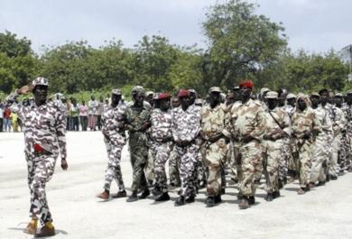 جنود متطوعون من الجيش الصومالي أمام مقر الحكومة السابق بجنوب مقديشيو أمس الأول