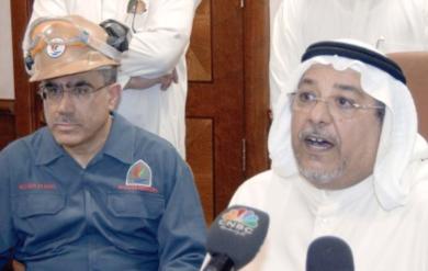 وزير النفط الكويتي يتحدث في مؤتمر صحفي وإلى جواره نائب المدير التنفيذي لمصفاة الشعيبة أمس