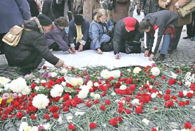 نساء يضعن الورود احتفالاً بالذكرى الخمسين لانتفاضة 1956
