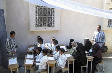 طلاب الصف السادس بمدرسة الزغرور يدرسون تحت الخيم