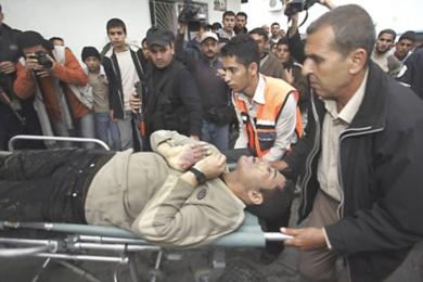 فلسطينيون يقومون باسعاف احد الجرحى