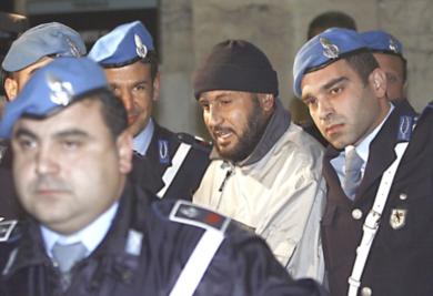 ربيع عثمان سيد أحمد المعروف "بمحمد المصري" أثناء مغادرته المحكمة