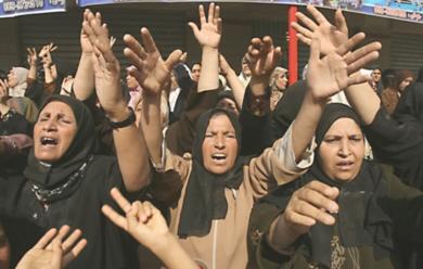 نساء فلسطينيات يصرخن احتجاجا على العدوان الاسرائيلي 