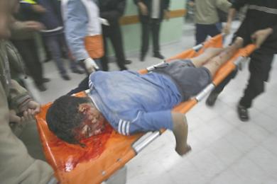 فلسطينيون يحملون جثة احد القتلى
