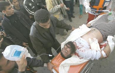 فلسطينيون يحملون احد المصابين