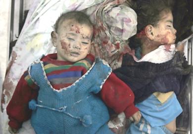 أم فلسطينية وطفلاها الصغيران قتلوا في القصف على بيت حانون بقطاع غزة قبل أن يقوم عمال الإنقاذ بنقل جثثهم إلى مستشفى المدينة أمس 