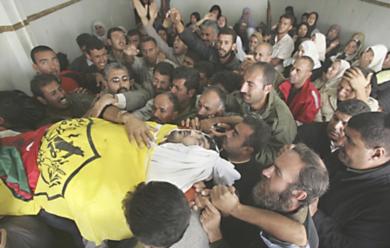 فلسطينيون يشيعون احد قتلى بيت حانون