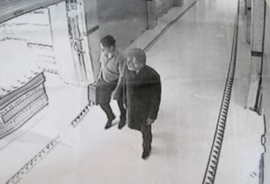 صورة التقطت للمشتبهين في مركز عدن مول بعد فشلهما في عملية النصب