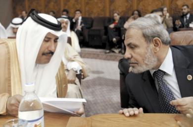 النائب الأول لرئيس الوزراء ووزير الشؤون الخارجية القطري يتحدث إلى وزير الخارجية الفلسطيني في المؤتمر أمس