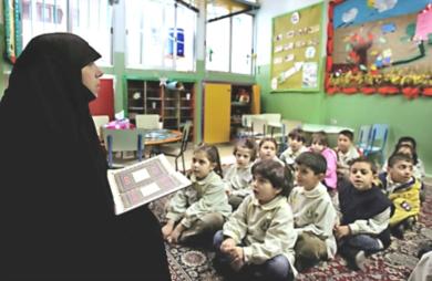 زينب عصفور معلمة الحضانة الشيعية أثناء حصة تعليمية  في ضاحية بيروت الجنوبية 