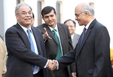 وزير الدولة للشؤون الخارجية الباكستاني رياض محمد خان مع وزير الخارجية الهندي براناب موخيرجي