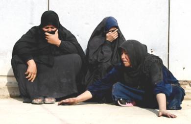 نساء عراقيات يبكين بعد مقتل احد اقاربهن
