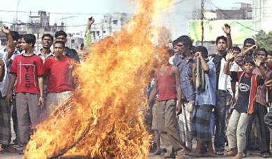 محتجون يضرمون النيران في الطرقات
