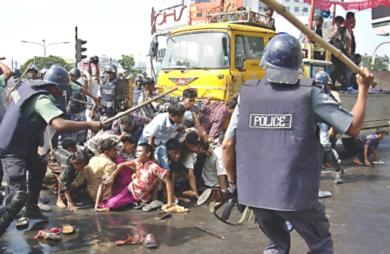شرطة مكافحة الشغب تفرق المتظاهرين بالعصي