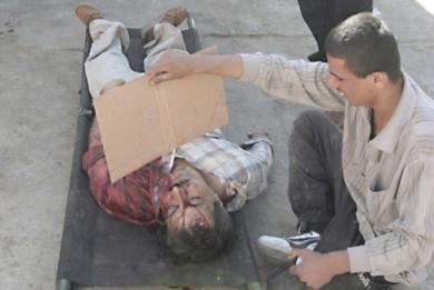 عراقي يبكي أثناء النظر إلى جثة احد اقاربه 