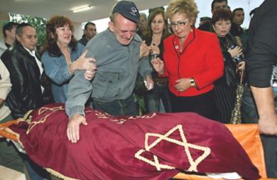 اسرائيلي يبكي بعد مقتل زوجته 