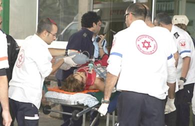 رجال الاسعاف ينقلون احد المصابين في حالة خطرة بعد سقوط صاروخ فلسطيني 