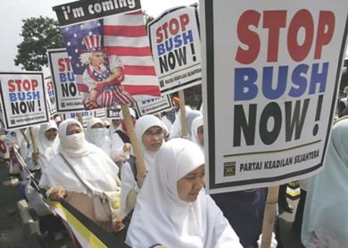متظاهرون يحملون لافتات معاديه عشيه زيارة بوش للبلاد