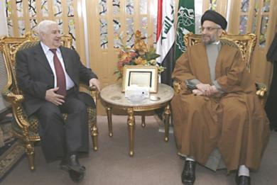عبد العزيز الحكيم رئيس لائحة الائتلاف العراقي الموحد الشيعي يتحدث مع وزير الخارجية السوري وليد المعلم
