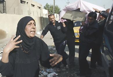 ام عراقية تبكي وتصرخ أثناء وصول جثامين ابنائها