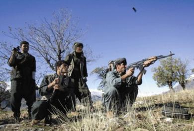 عنصران من حزب العمال الكردستاني يتمترسان في جبل على الحدود العراقية الإيرانية خلال دورية أمس