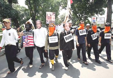 محتجون يرددون بهتافات معاديه للرئيس الامريكي جورج بوش أثناء زيارته لاندونيسيا