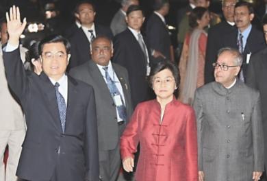 الرئيس الصيني هو جين تاو مع عقيلته في زيارة إلى الهند
