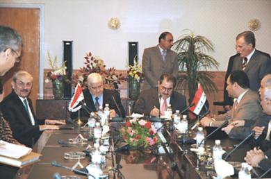 وزير الخارجية العراقي هوشيار زيباري ونظيره السوري وليد المعلم أثناء توقيع الاتفاقية
