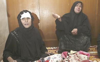 نساء عراقيات يبكين بعد مقتل احد اقاربهن في العاصمة
