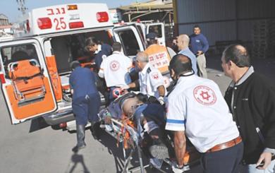 رجال الاسعاف الاسرائيليون يحاولون انقاذ احد المصابين الذي تعرض لاصابات خطرة