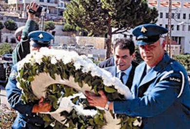الوزير بيار الجميل قبل ساعات من اغتياله يضع إكليلاً من الزهور على ضريح جده الشيخ بيار الجميل في ساحة بكفيا في ذكرى استقلال لبنان