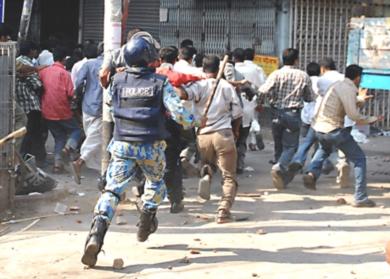 شرطة مكافحة الشغب تشتبك مع نشطاء في داكا 